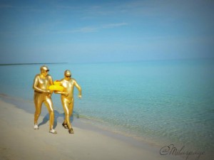 Gold People on The Beach Photo by Mila Araujo @Milaspage (1)