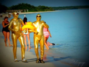 Gold People on The Beach Photo by Mila Araujo @Milaspage (2)