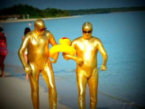 Gold People on The Beach Photo by Mila Araujo @Milaspage (3)